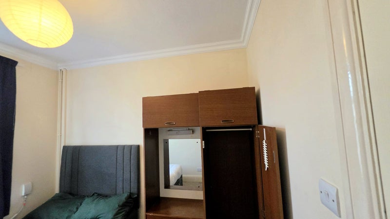 Room Calcott Road in Bristol