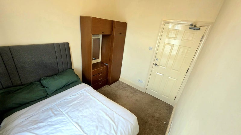 Room Calcott Road in Bristol