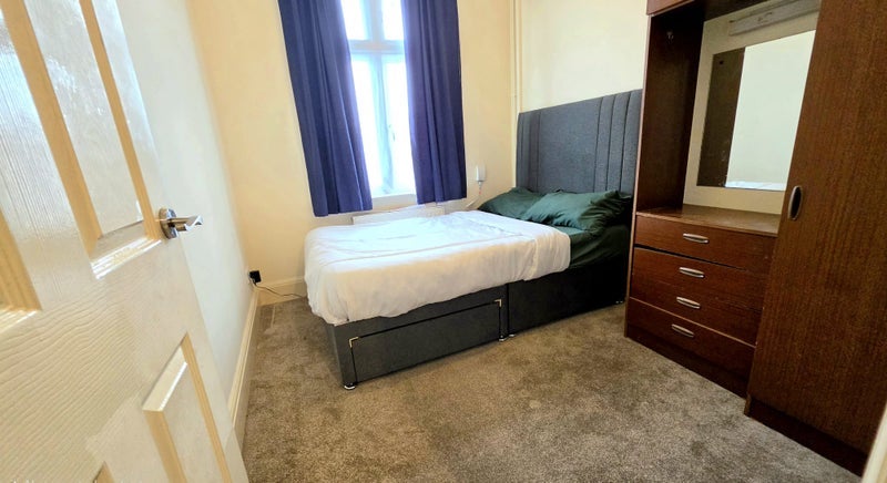 Room Calcott Road in Bristol