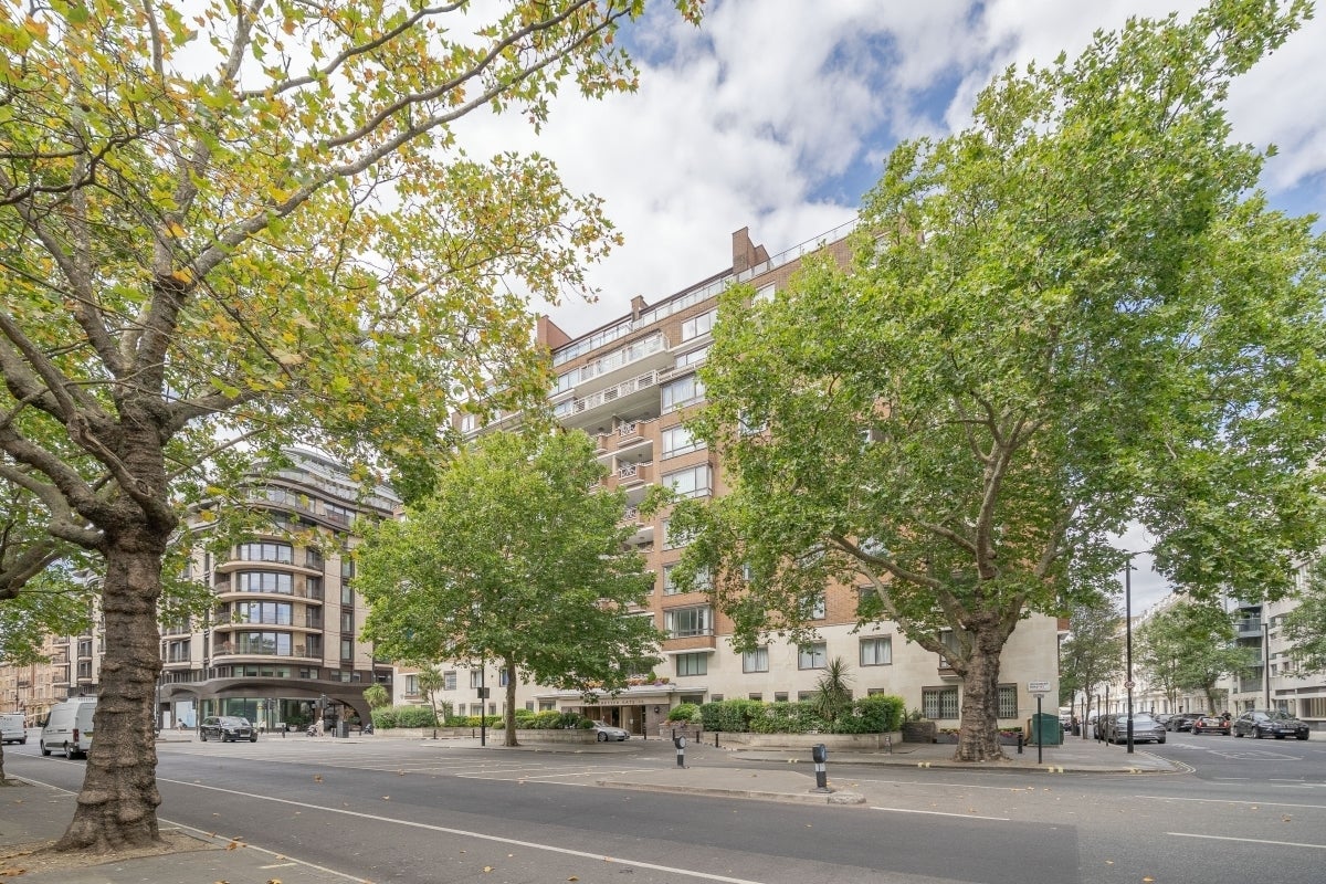 Flat Queensborough Terrace in City of Westminster