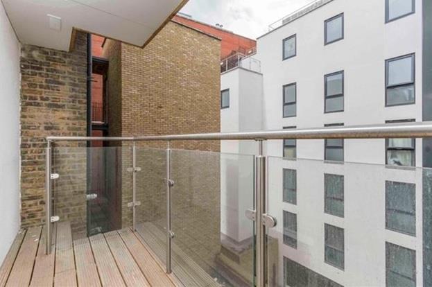 Flat Alie Street in Greater London