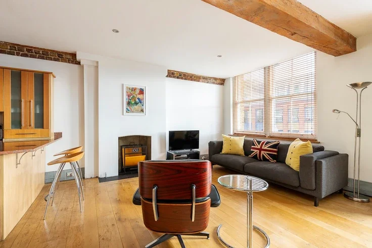 Flat Playhouse Court in Greater London