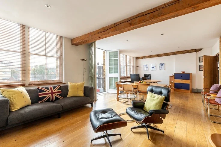 Flat Playhouse Court in Greater London