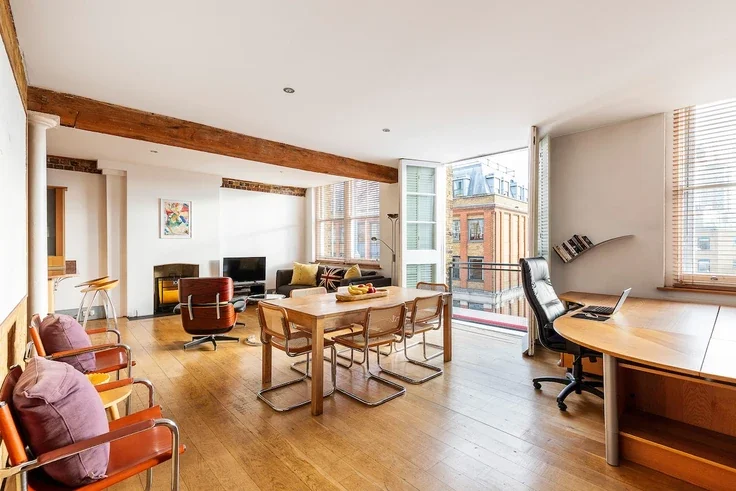 Flat Playhouse Court in Greater London
