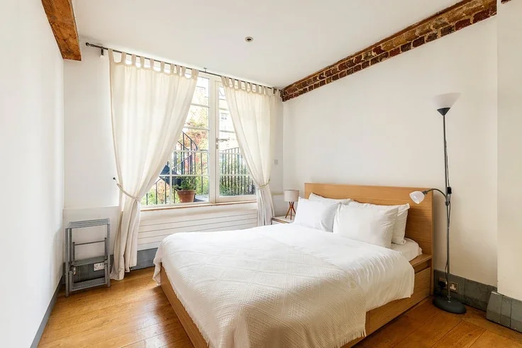 Flat Playhouse Court in Greater London