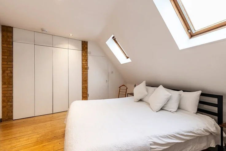 Flat Playhouse Court in Greater London