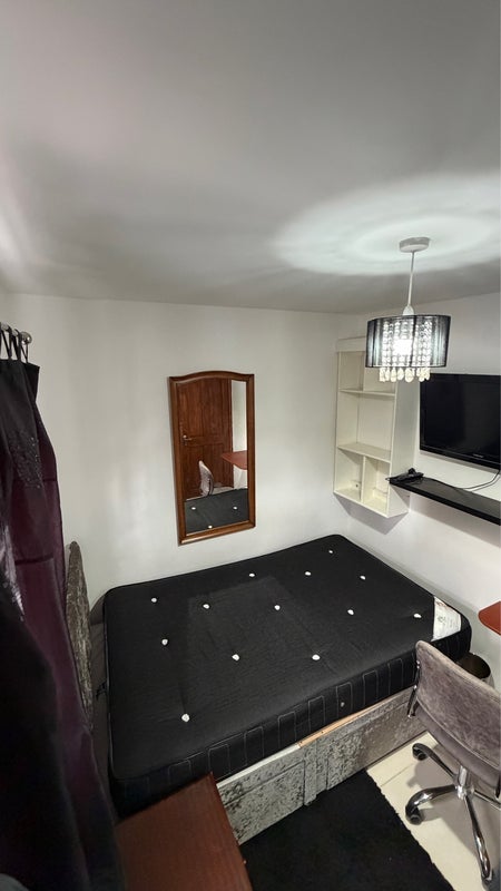 Room Hestor Walk in Manchester