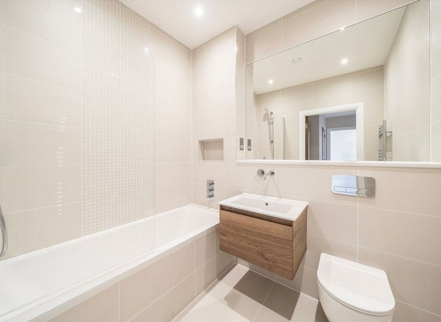 Flat Merton Road in Greater London