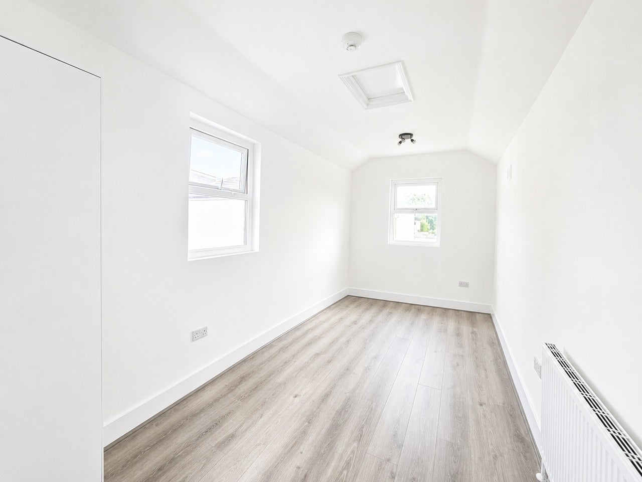 Flat Whitehorse Road in Greater London
