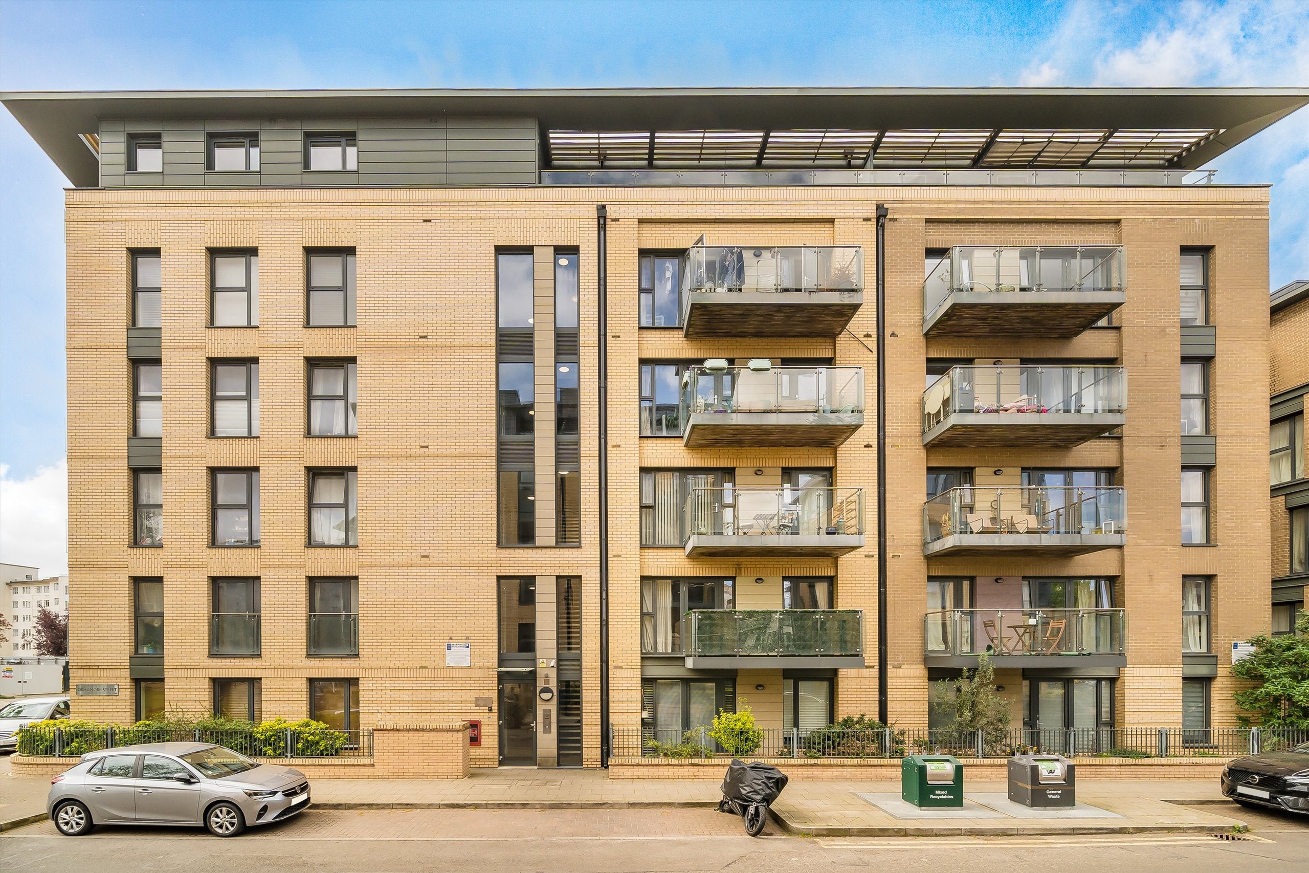 Flat Dragmore Street in Greater London