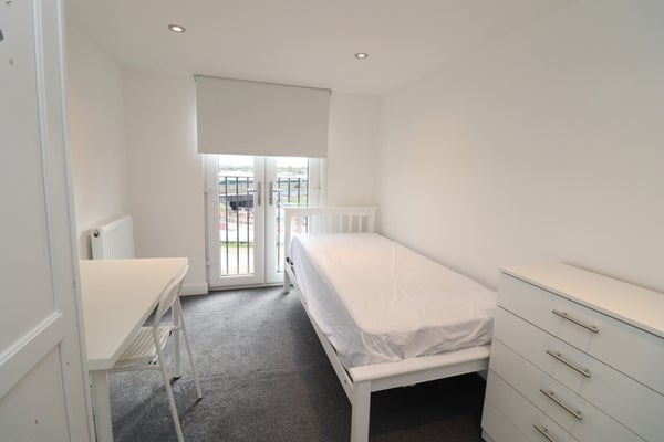 Room Alderney Road in London
