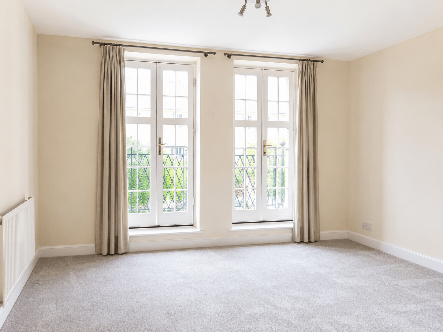 Flat Heathview Court in Greater London