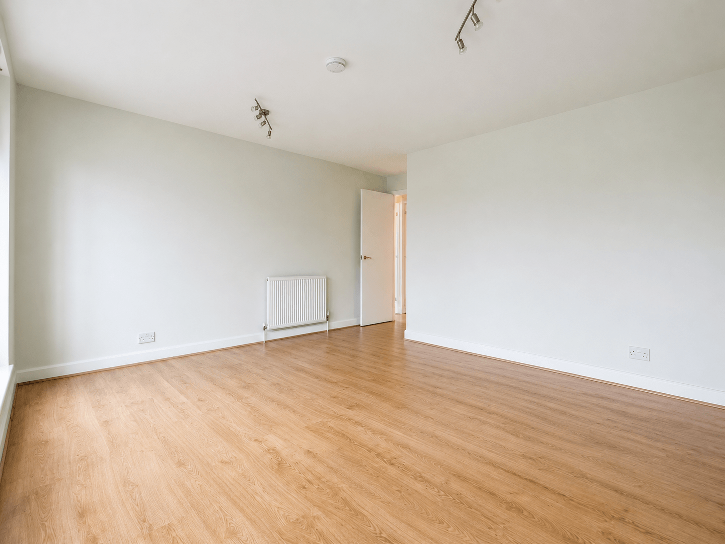Flat Heathview Court in Greater London