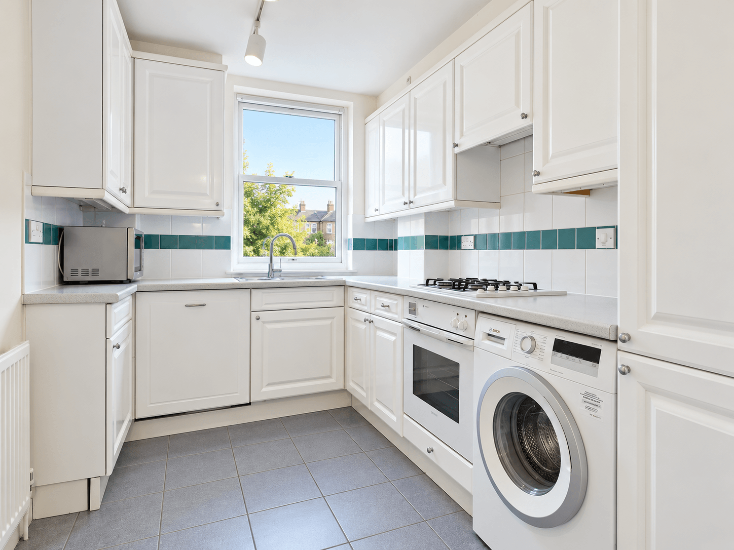 Flat Heathview Court in Greater London