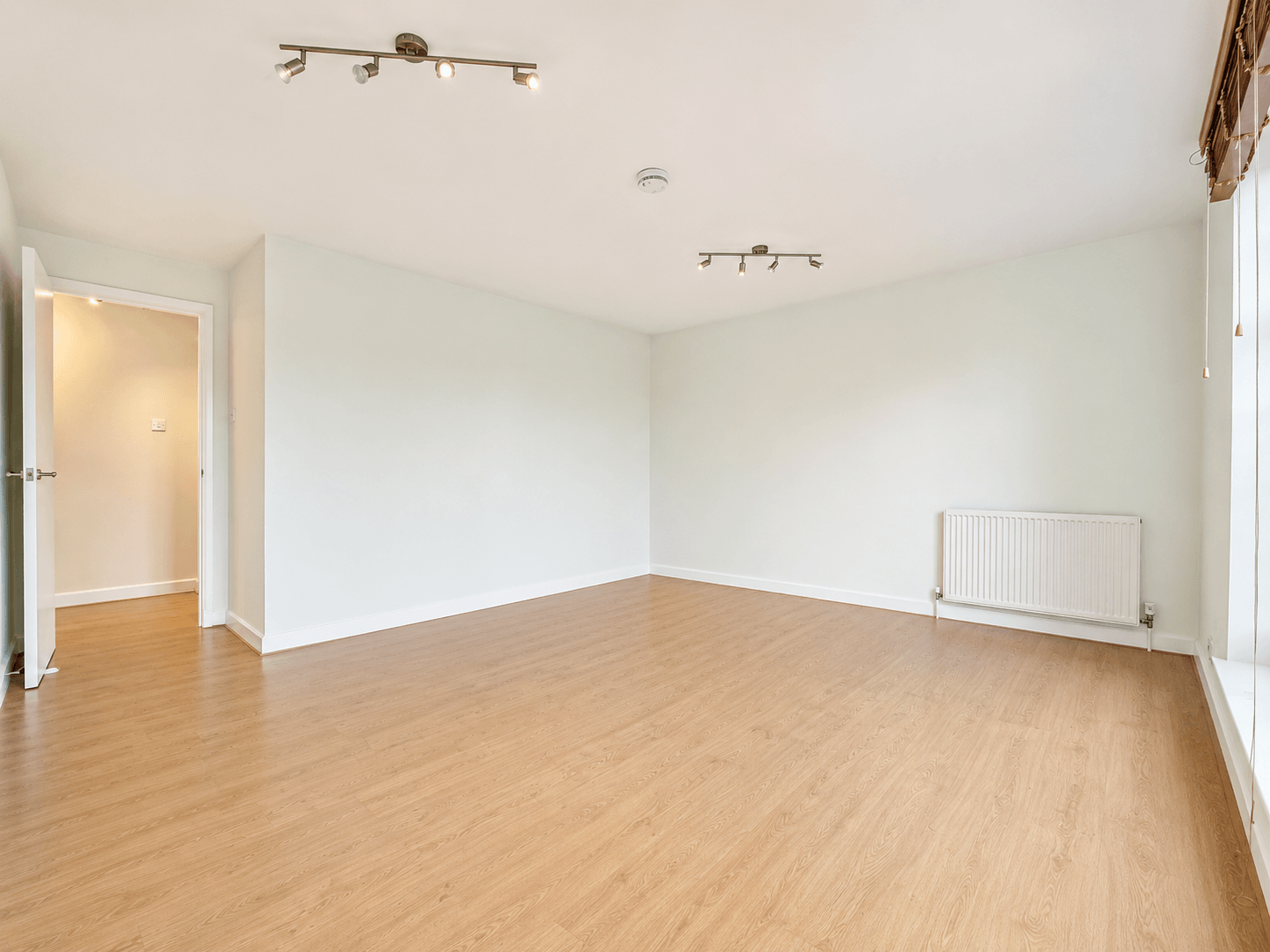 Flat Heathview Court in Greater London
