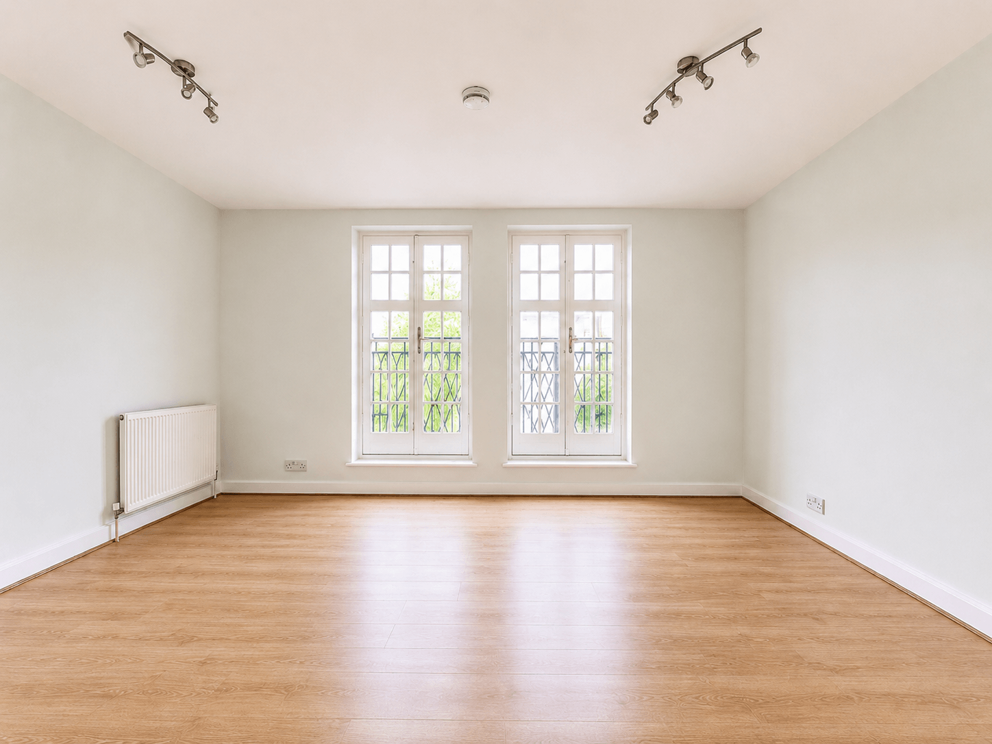 Flat Heathview Court in Greater London