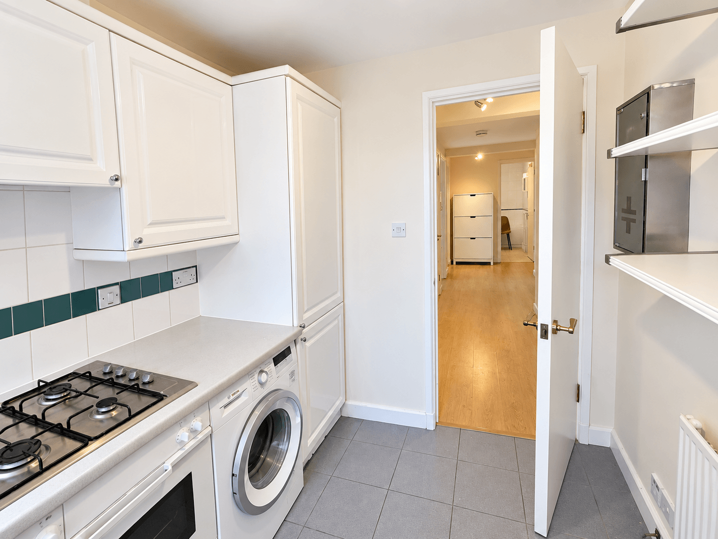 Flat Heathview Court in Greater London