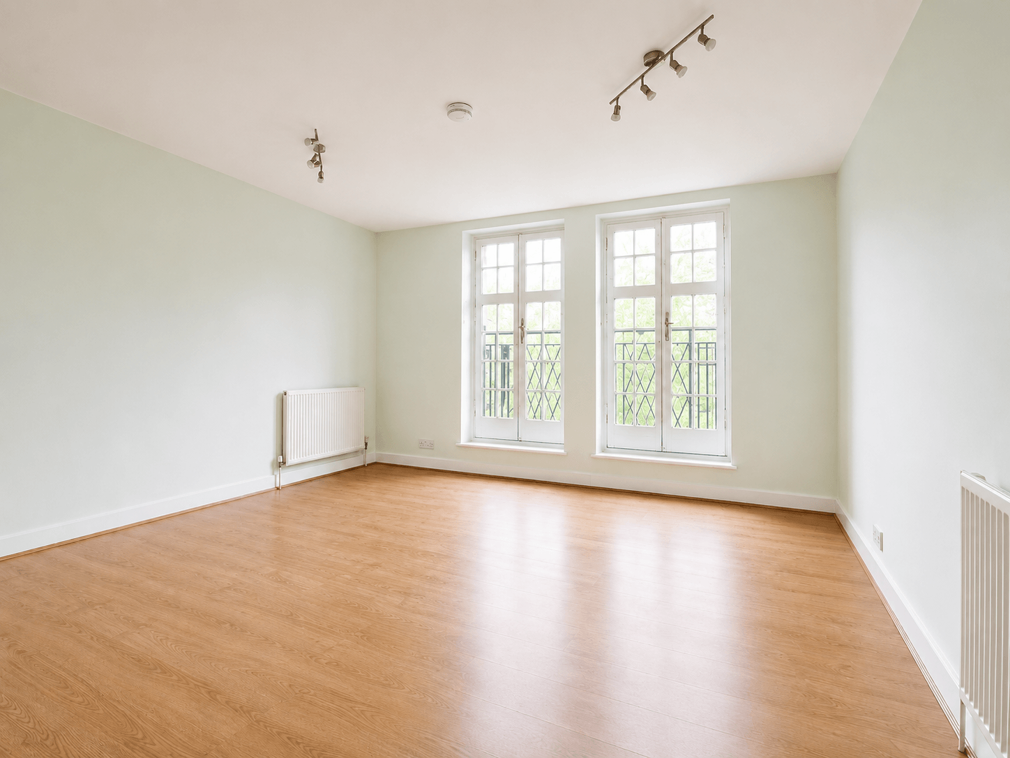 Flat Heathview Court in Greater London