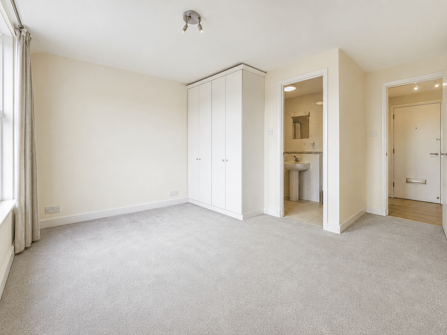 Flat Heathview Court in Greater London
