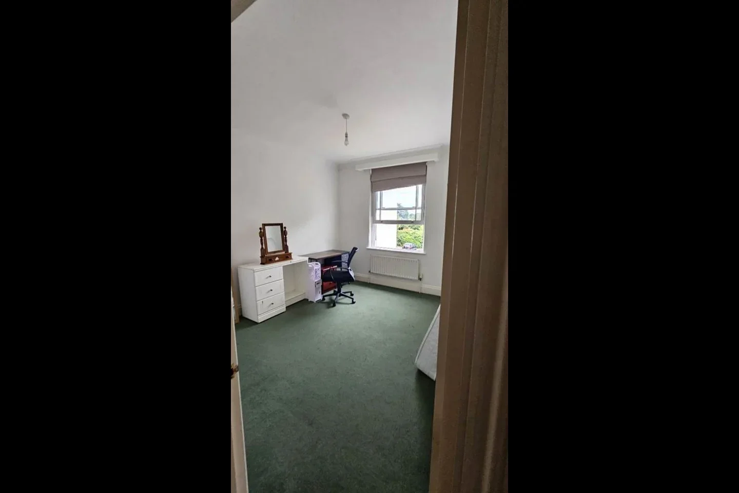 Room Ladbroke Road in Reigate and Banstead