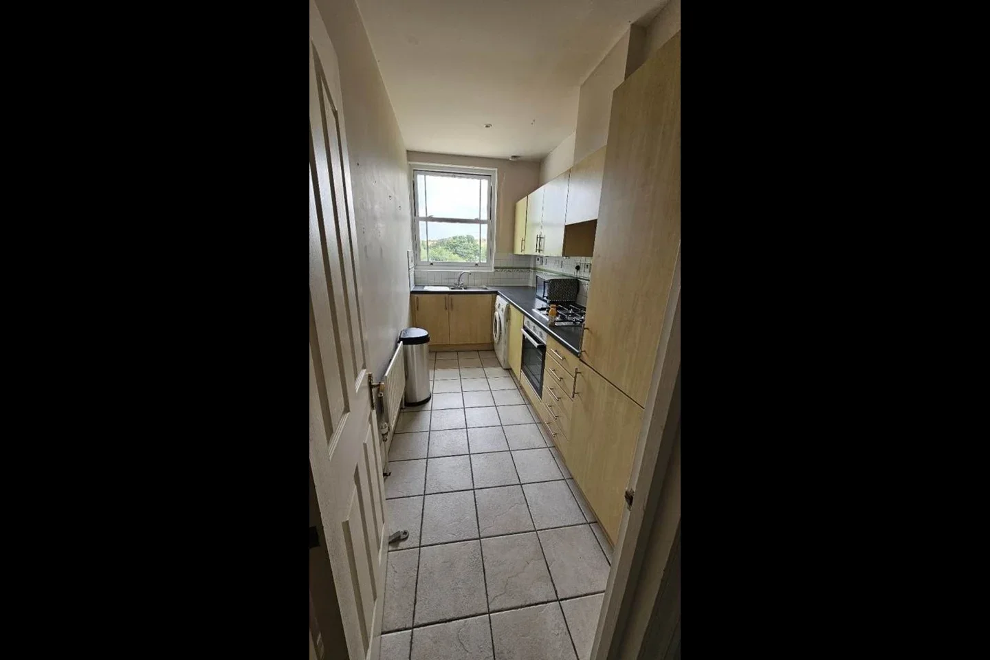 Room Ladbroke Road in Reigate and Banstead