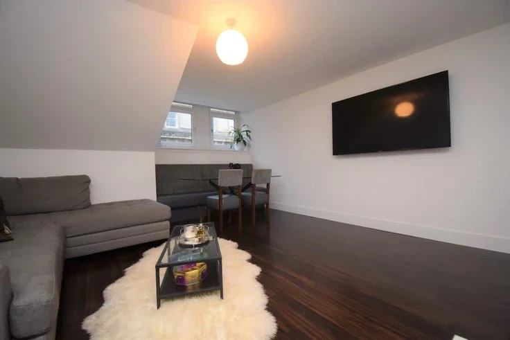 Flat Ingram Street in Glasgow