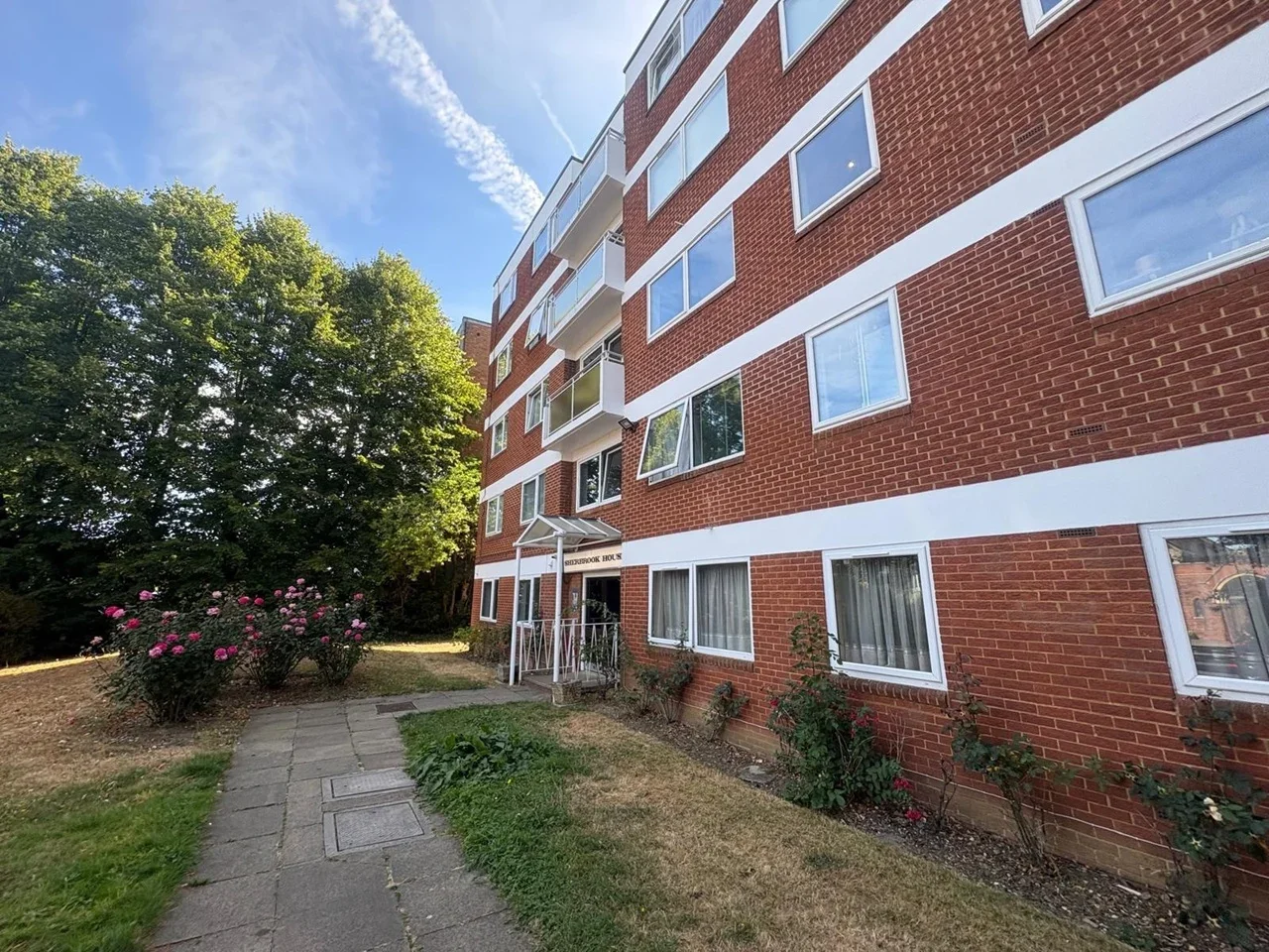 Flat Ballards Lane in Greater London