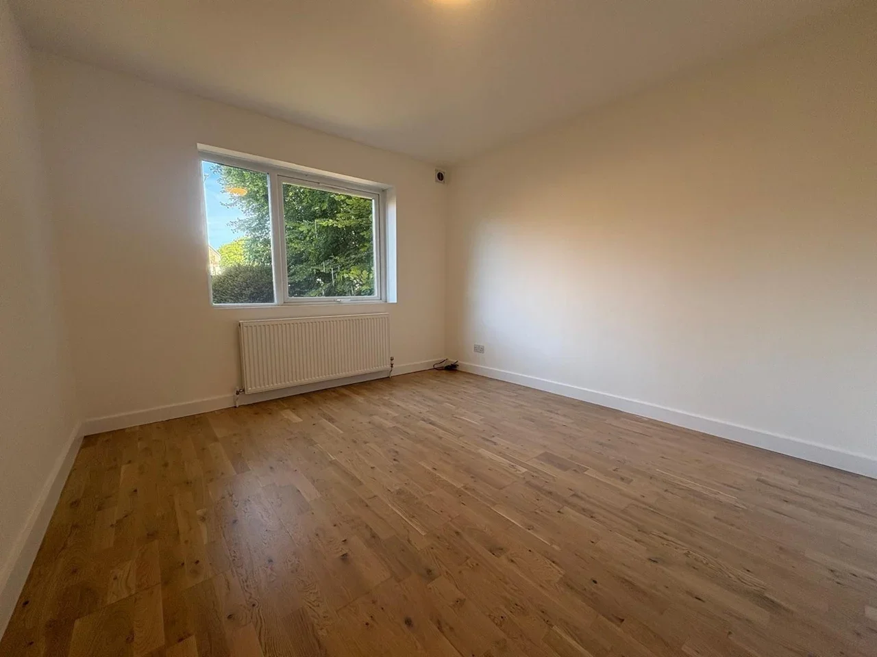 Flat Ballards Lane in Greater London