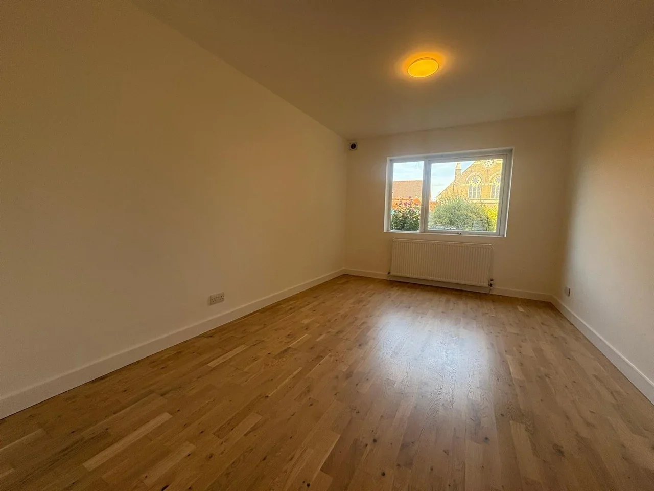 Flat Ballards Lane in Greater London