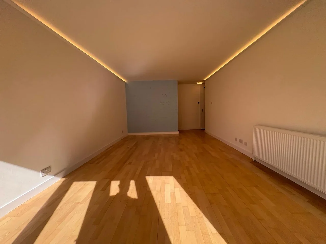 Flat Ballards Lane in Greater London