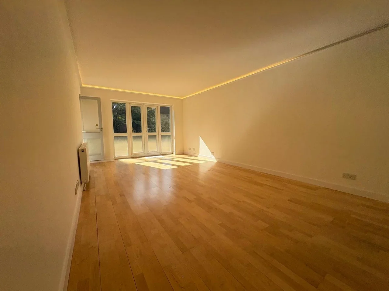 Flat Ballards Lane in Greater London