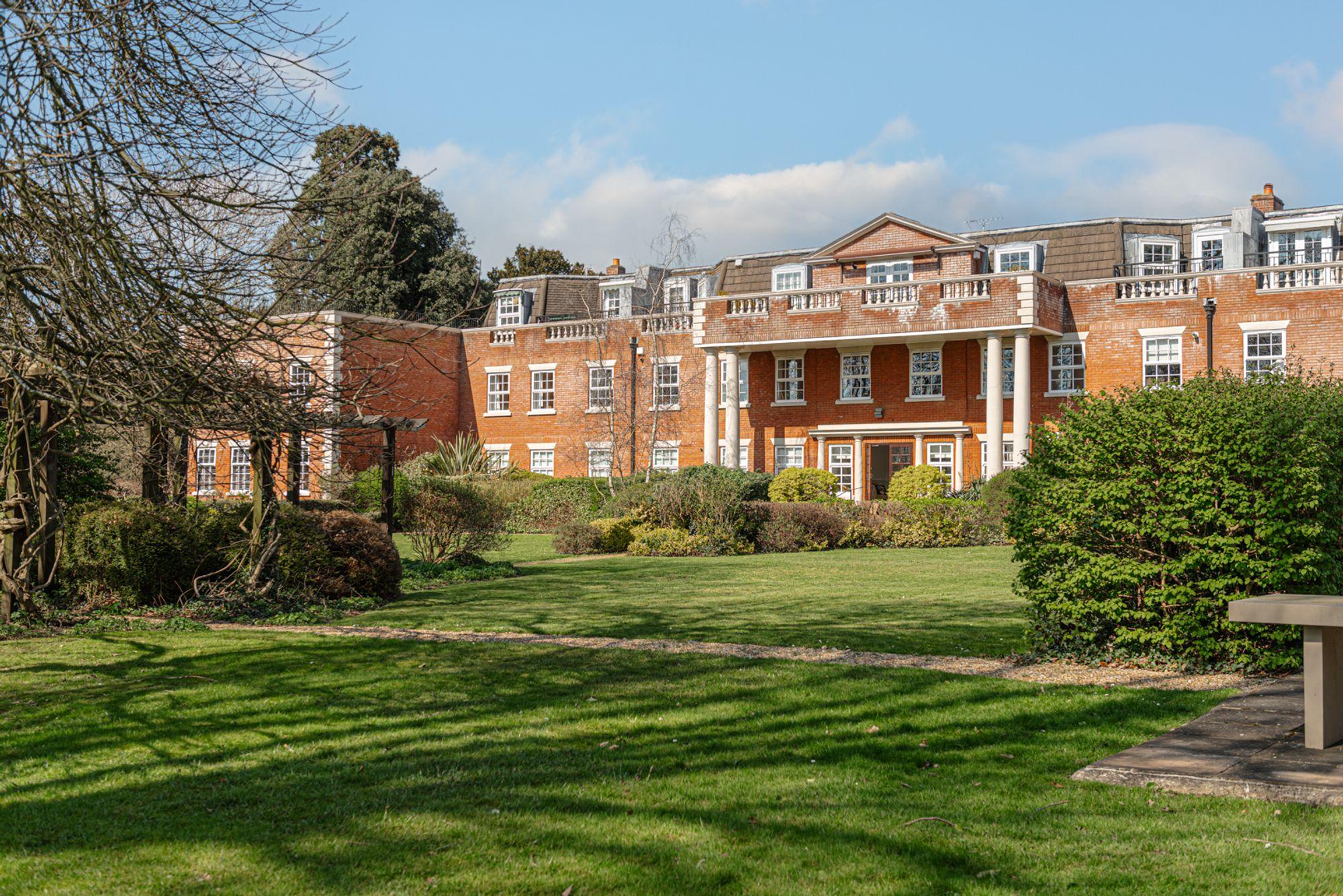 Flat Molesey Park Close in Elmbridge