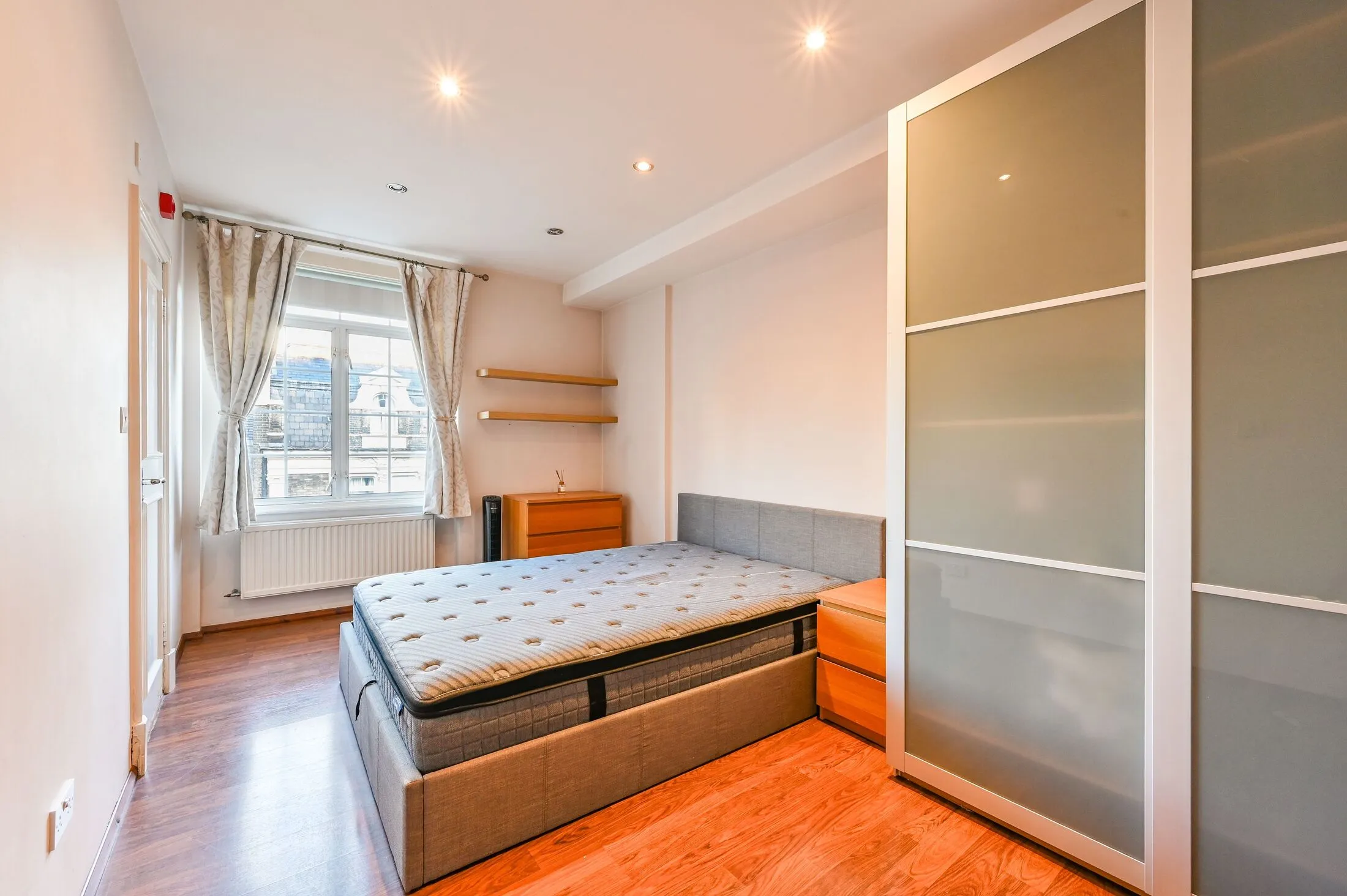 Flat Forset Street in City of Westminster
