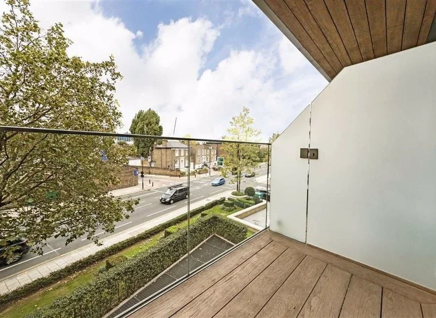 Flat Kew Bridge Road in Greater London
