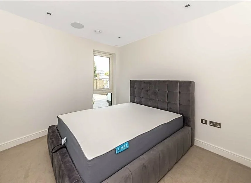 Flat Kew Bridge Road in Greater London