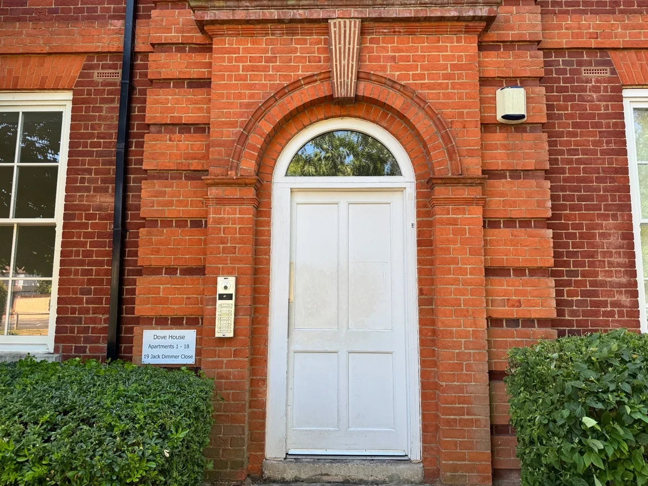 Flat Jack Dimmer Close in Greater London