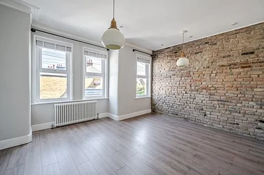 Flat Fortescue Road in Greater London