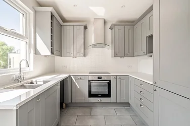 Flat Fortescue Road in Greater London