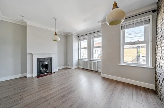 Flat Fortescue Road in Greater London