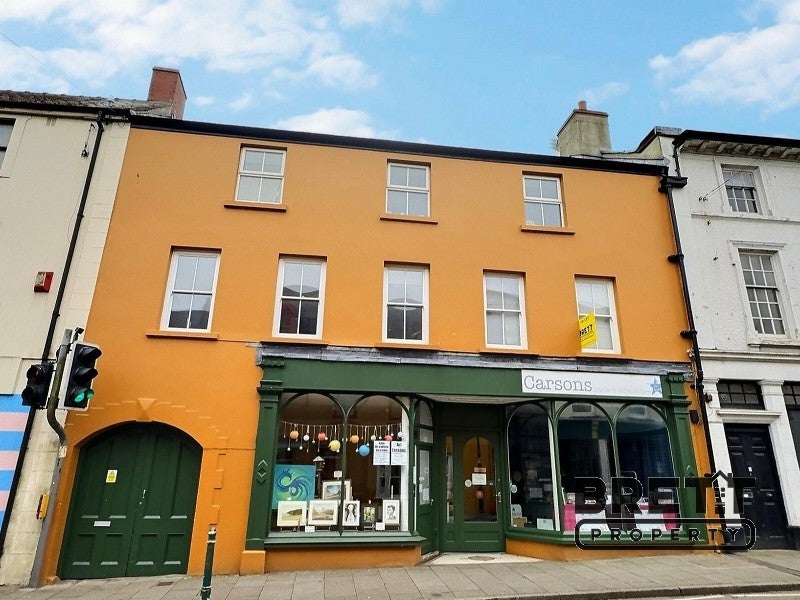 Flat Main Street in Pembroke
