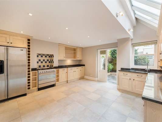 House Kingwood Road in Greater London