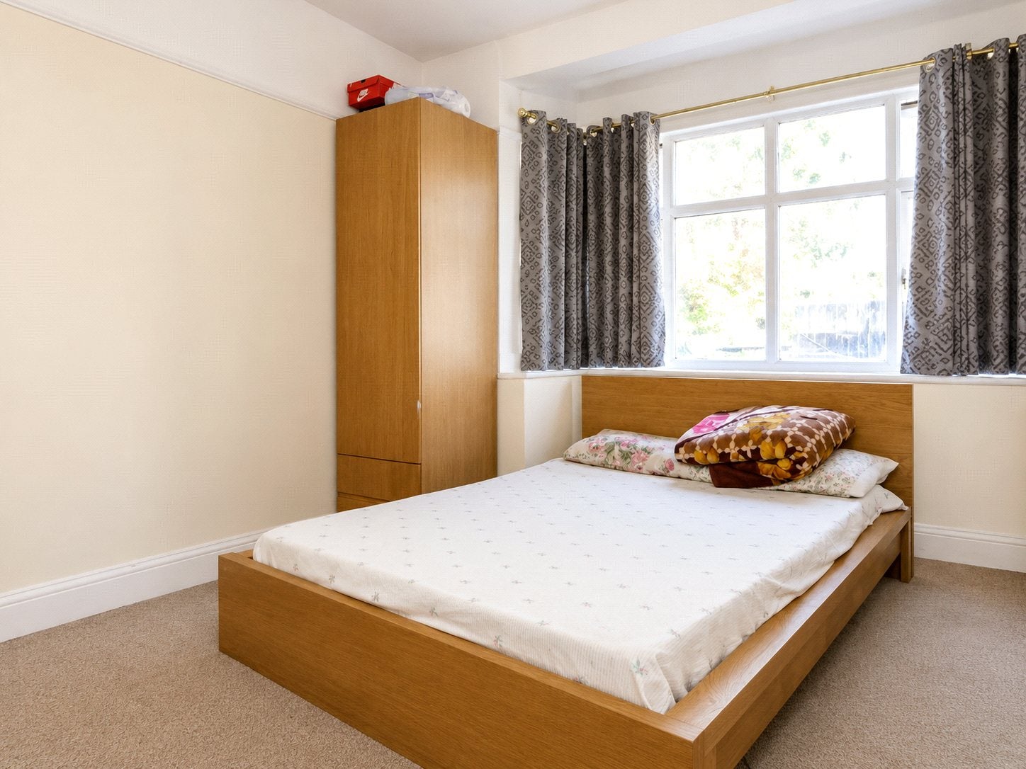 Flat Montrose Gardens in Greater London