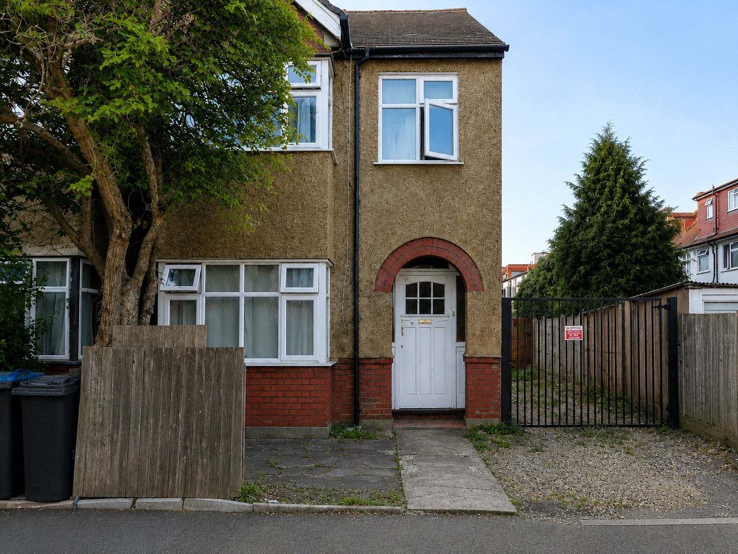 Flat Montrose Gardens in Greater London