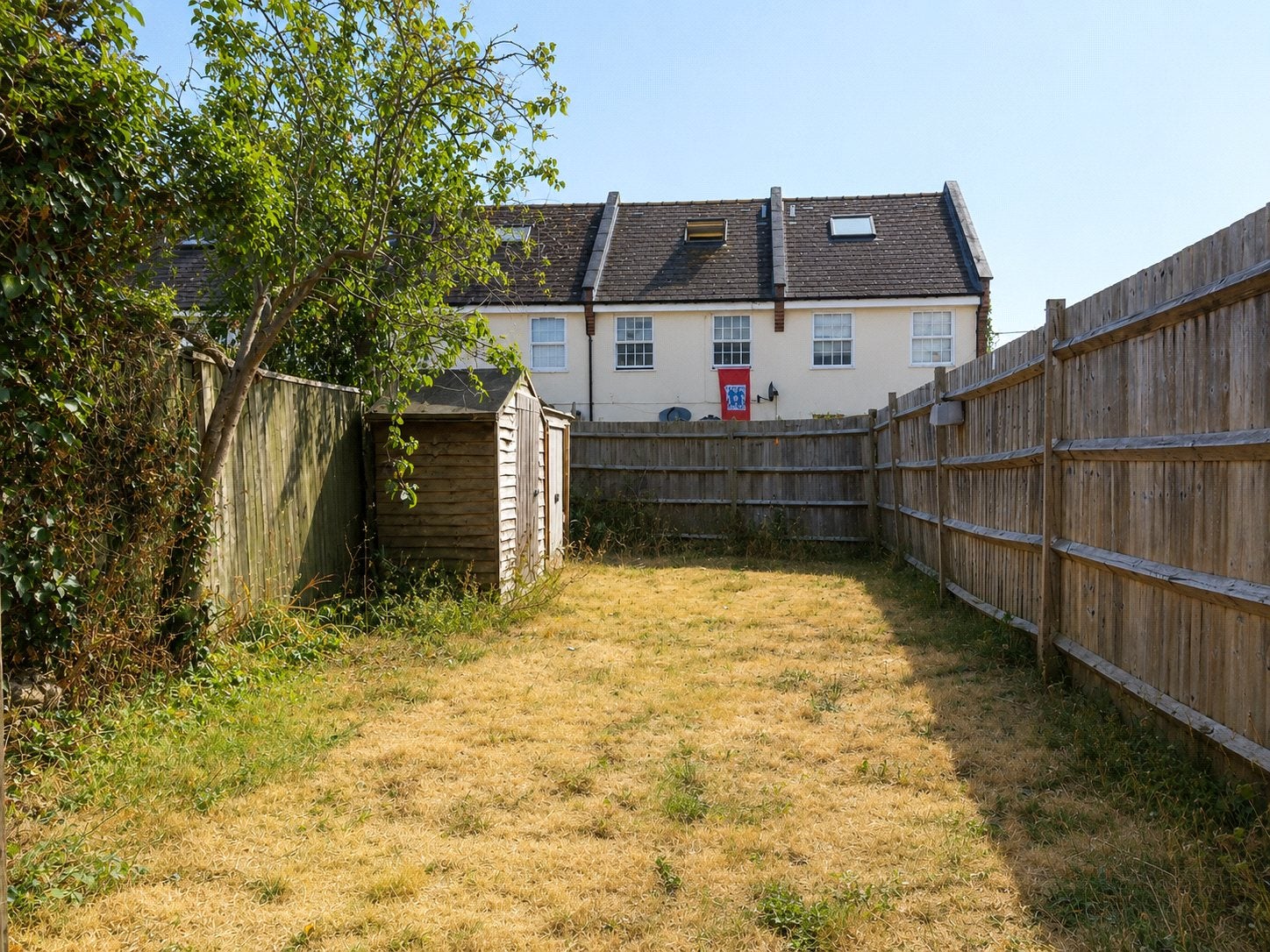 Flat Montrose Gardens in Greater London