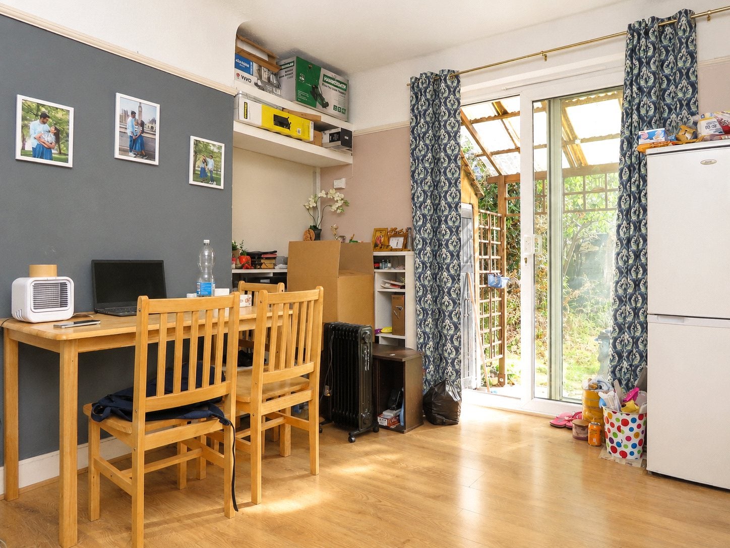 Flat Montrose Gardens in Greater London