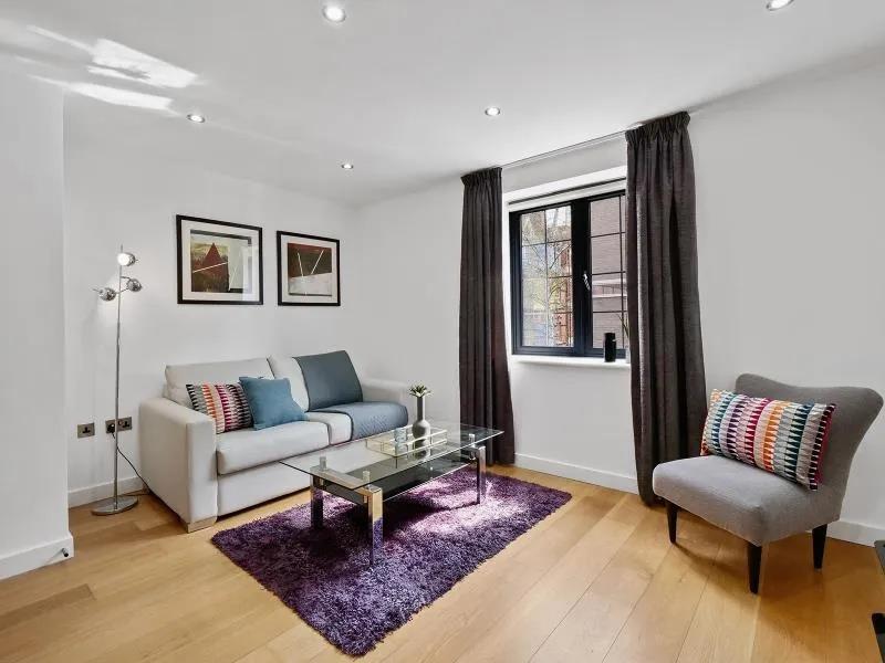 Flat North Tenter Street in Greater London