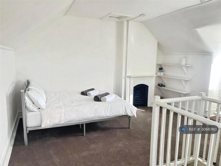 Room Brougham Road in Greater London