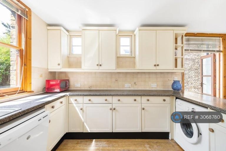 Room Brougham Road in Greater London