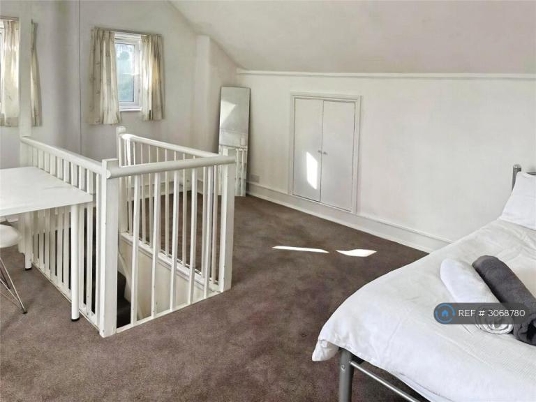 Room Brougham Road in Greater London