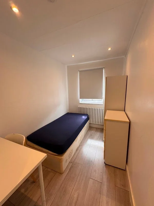 Room Brook Walk in Greater London